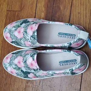 Womens Sketchers sneaker/shoes